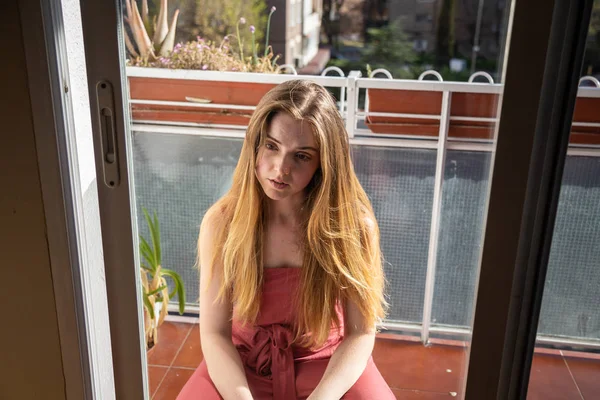年轻女子的肖像 在休闲夏装通过玻璃阳台 — 图库照片