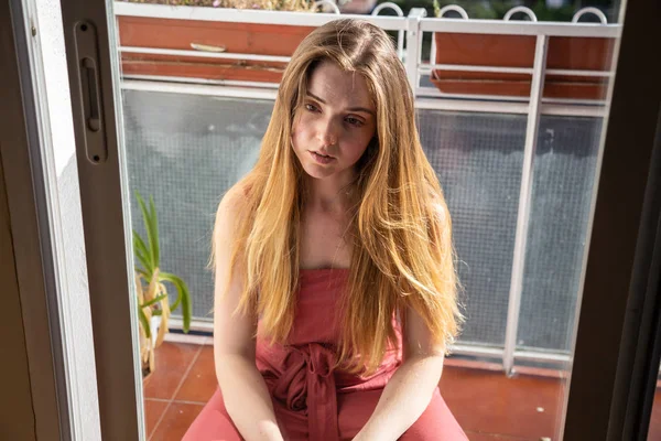 Ritratto Giovane Donna Abito Estivo Casual Attraverso Vetro Balcone — Foto Stock