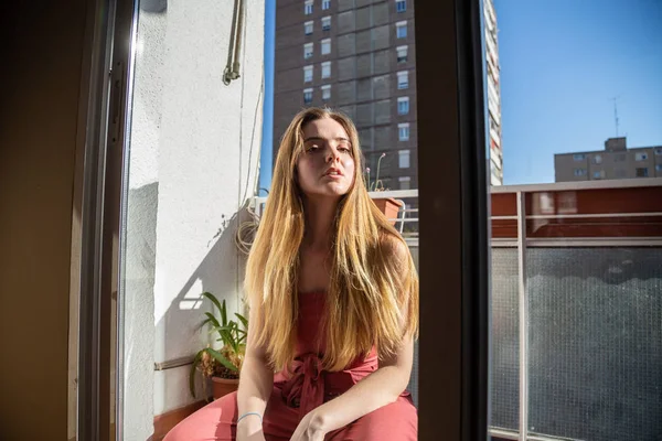Portret Van Jonge Vrouw Casual Zomer Jurk Glas Balkon — Stockfoto