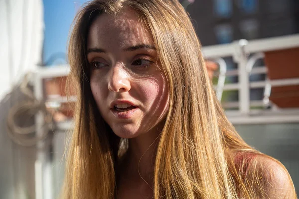 Retrato Jovem Mulher Vestido Verão Casual Através Vidro Varanda — Fotografia de Stock