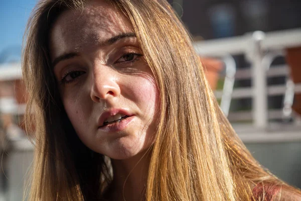 Portret Van Jonge Vrouw Casual Zomer Jurk Glas Balkon — Stockfoto