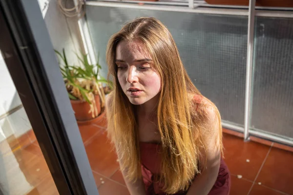 Porträt Einer Jungen Frau Lässigem Sommerkleid Durch Das Glas Des — Stockfoto