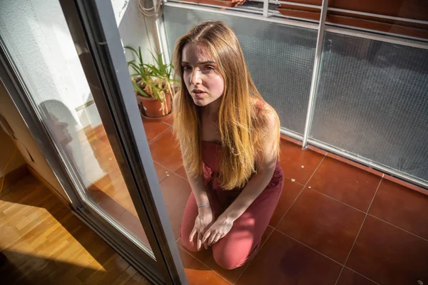 Retrato Jovem Mulher Vestido Verão Casual Através Vidro Varanda — Fotografia de Stock