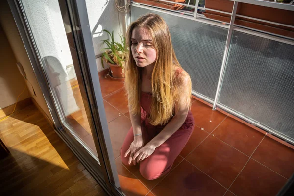 年轻女子的肖像 在休闲夏装通过玻璃阳台 — 图库照片