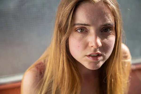 Porträtt Ung Kvinna Casual Sommarklänning Genom Glas Balkong — Stockfoto