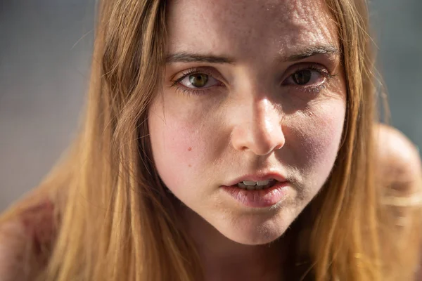 Porträtt Ung Kvinna Casual Sommarklänning Genom Glas Balkong — Stockfoto