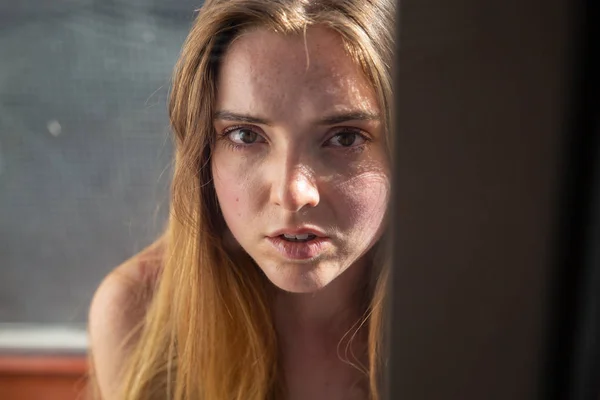 Retrato Jovem Mulher Vestido Verão Casual Através Vidro Varanda — Fotografia de Stock