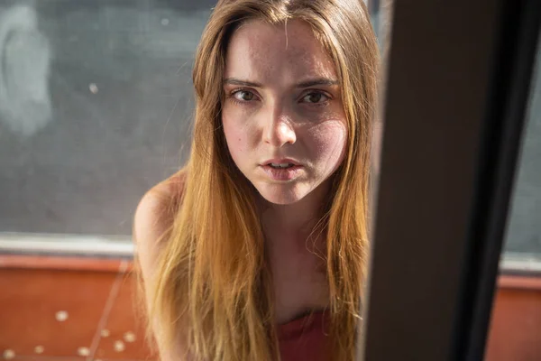 Portret Van Jonge Vrouw Casual Zomer Jurk Glas Balkon — Stockfoto