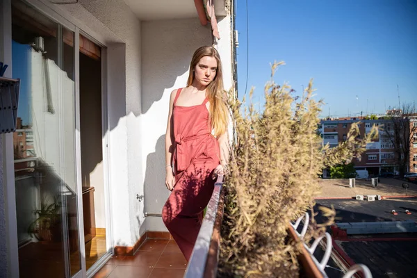 Retrato Jovem Mulher Atraente Vestido Verão Casual Encostado Corrimão Varanda — Fotografia de Stock