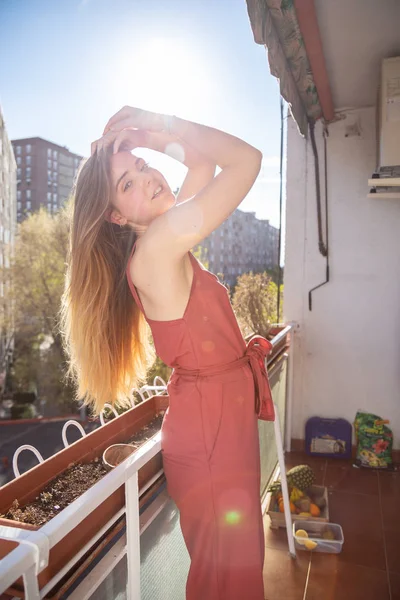 Портрет Молодой Привлекательной Женщины Повседневном Летнем Платье Опирающейся Перила Балкона — стоковое фото