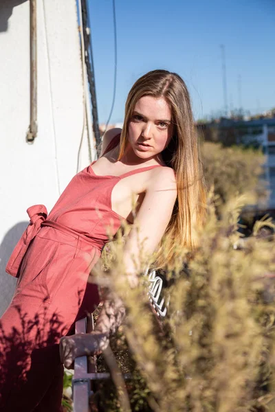 Retrato Jovem Mulher Atraente Vestido Verão Casual Encostado Corrimão Varanda — Fotografia de Stock