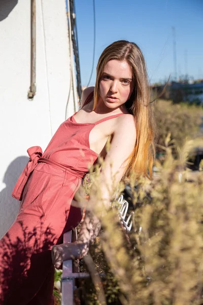 Retrato Jovem Mulher Atraente Vestido Verão Casual Encostado Corrimão Varanda — Fotografia de Stock