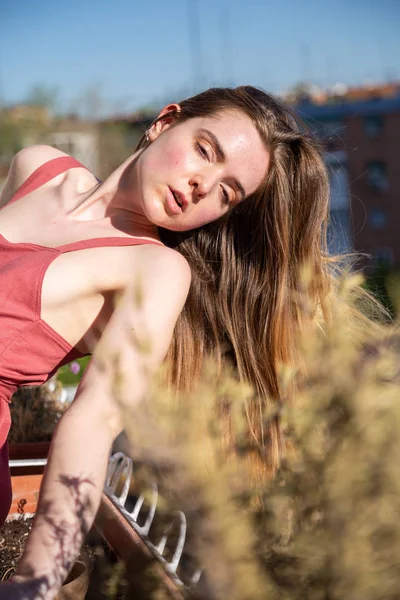 Retrato Mujer Joven Atractiva Vestido Verano Casual Apoyado Barandilla Del — Foto de Stock