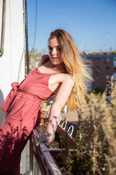 Retrato Jovem Mulher Atraente Vestido Verão Casual Encostado Corrimão Varanda — Fotografia de Stock