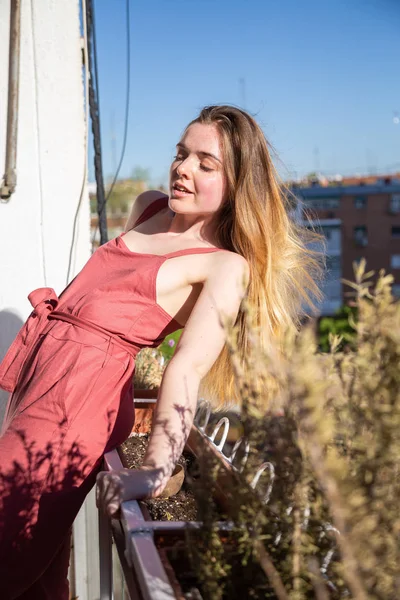 Retrato Jovem Mulher Atraente Vestido Verão Casual Encostado Corrimão Varanda — Fotografia de Stock