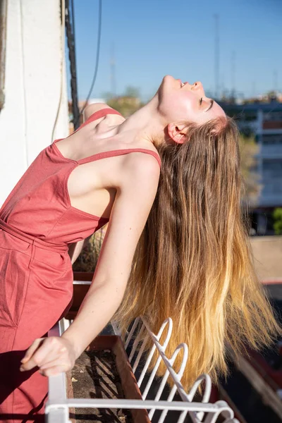 Портрет Молодой Привлекательной Женщины Повседневном Летнем Платье Опирающейся Перила Балкона — стоковое фото