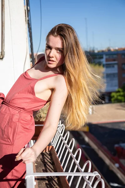 Retrato Jovem Mulher Atraente Vestido Verão Casual Encostado Corrimão Varanda — Fotografia de Stock