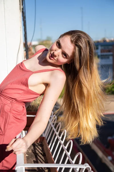 Retrato Mujer Joven Atractiva Vestido Verano Casual Apoyado Barandilla Del — Foto de Stock