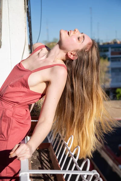 Retrato Jovem Mulher Atraente Vestido Verão Casual Encostado Corrimão Varanda — Fotografia de Stock