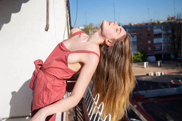 Retrato Jovem Mulher Atraente Vestido Verão Casual Encostado Corrimão Varanda — Fotografia de Stock