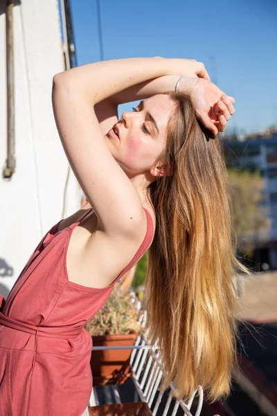 Retrato Jovem Mulher Atraente Vestido Verão Casual Encostado Corrimão Varanda — Fotografia de Stock