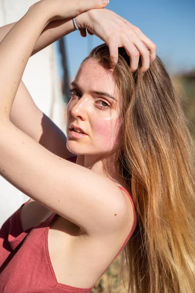 Retrato Jovem Mulher Atraente Vestido Verão Casual Encostado Corrimão Varanda — Fotografia de Stock