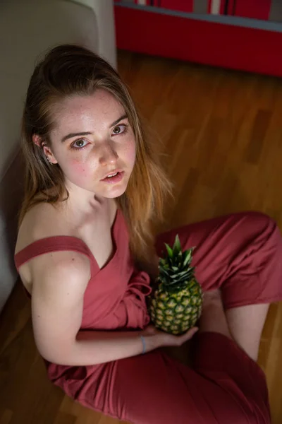 Joven Hembra Cansada Sentada Suelo Con Piña — Foto de Stock