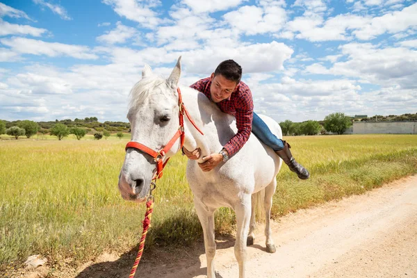 Jeune Homme Excité Tenue Décontractée Souriant Embrassant Cou Cheval Blanc — Photo