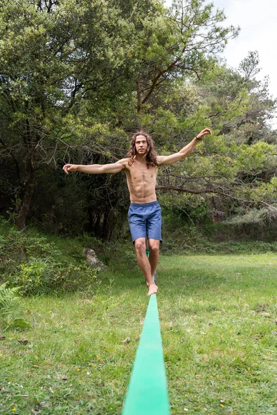 Aktiv Ung Man Med Naken Torso Balansering Slackline Grönt Fält — Stockfoto