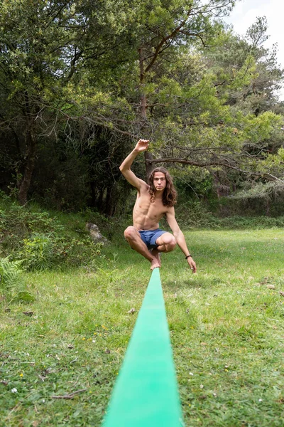 Aktiver Junger Mann Balanciert Sommer Mit Nacktem Oberkörper Auf Slackline — Stockfoto