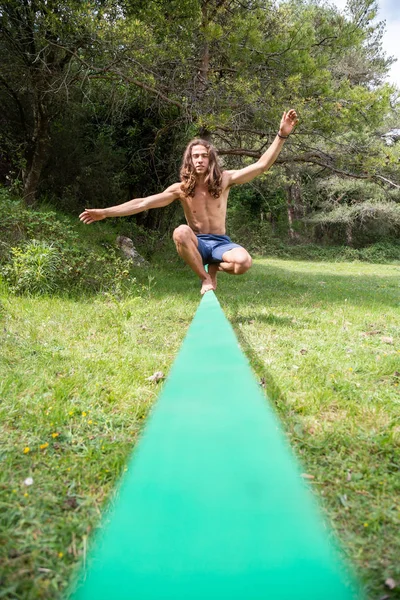 Aktiver Junger Mann Balanciert Sommer Mit Nacktem Oberkörper Auf Slackline — Stockfoto