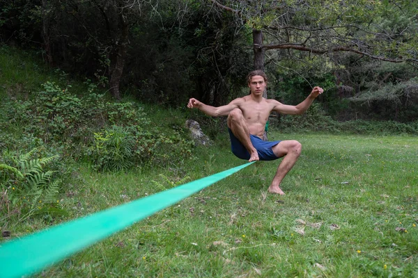 Aktiver Junger Mann Balanciert Sommer Mit Nacktem Oberkörper Auf Slackline — Stockfoto