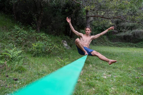 Aktiv Ung Man Med Naken Torso Balansering Slackline Grönt Fält — Stockfoto