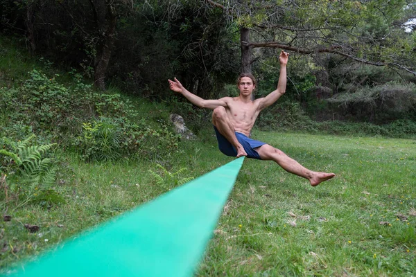 Aktív Fiatalember Meztelen Törzs Kiegyensúlyozó Slackline Zöld Területen Nyári — Stock Fotó