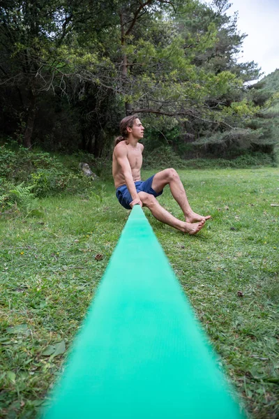 Aktiver Junger Mann Balanciert Sommer Mit Nacktem Oberkörper Auf Slackline — Stockfoto