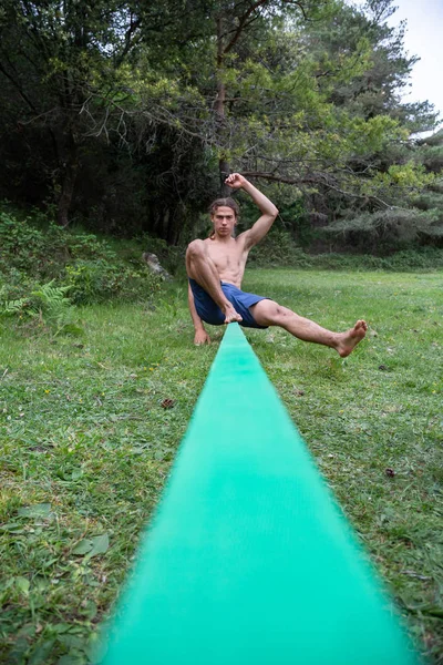 Jeune Homme Actif Avec Torse Équilibrant Sur Slackline Dans Champ — Photo
