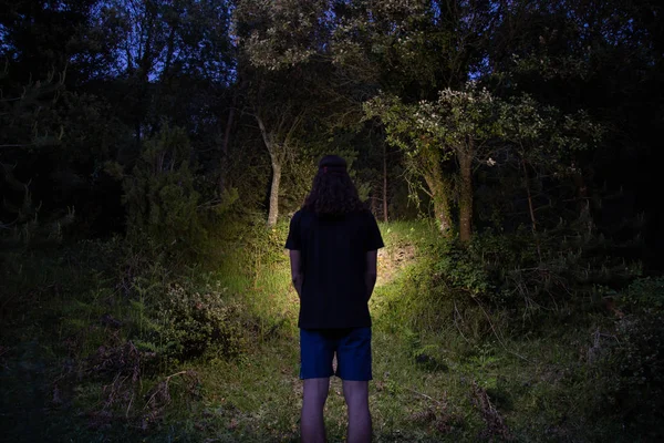 Back View Young Man Wearing Shorts Shirt Illuminating Forest Head — Stock Photo, Image