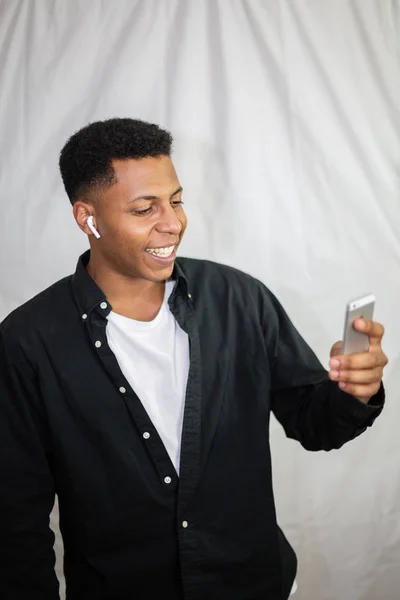 Feliz Afro Americano Jovem Bonito Homem Com Fones Ouvido Sem — Fotografia de Stock