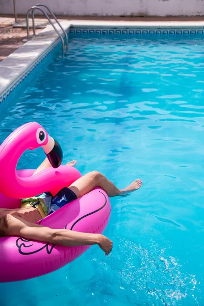 Jeune Homme Flottant Dans Flamant Rose Gonflable Dans Une Piscine — Photo