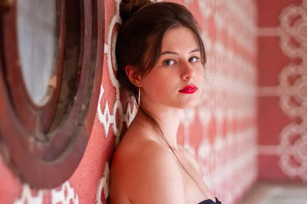 Retrato Una Joven Mujer Bonita Apoyada Pared Rosa Diseñada Con — Foto de Stock