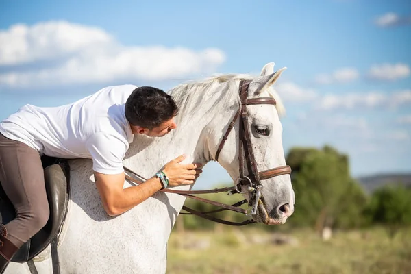 Εύθυμος Άνθρωπος Ιππασία Και Αγκάλιασμα Άλογο — Φωτογραφία Αρχείου