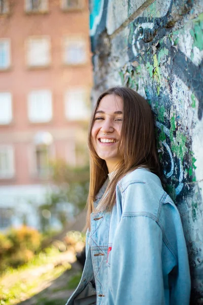 Pretty Young Female Casual Outfit Cheerfully Smiling Leaning Weathered Graffiti — Stock Photo, Image