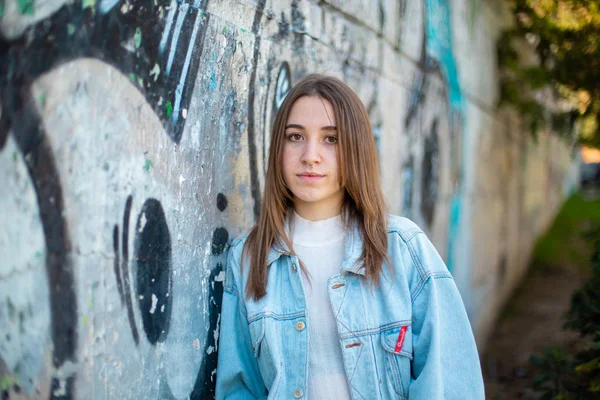 Jolie Jeune Femme Tenue Décontractée Penchée Sur Mur Graffiti Altérée — Photo