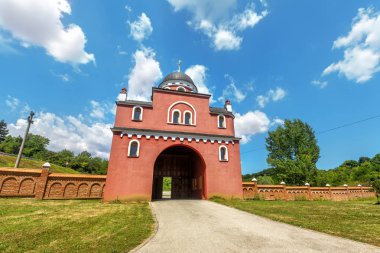 Krusedol Manastırı, Fruska Gora Milli Parkı, Sırbistan. Manastır Krusedol episcopal kilise Fruska Gora, Sırbistan için. 1509 ve 1514 arasında kurulmuştur..