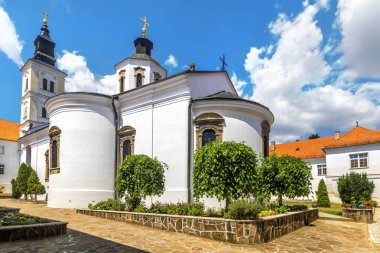 Krusedol Manastırı, Fruska Gora Milli Parkı, Sırbistan. Manastır Krusedol episcopal kilise Fruska Gora, Sırbistan için. 1509 ve 1514 arasında kurulmuştur..