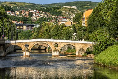 Latin Köprüsü nehir Miljacka Saraybosna, Bosna Hersek için tarihi Osmanlı köprüsü bitti.