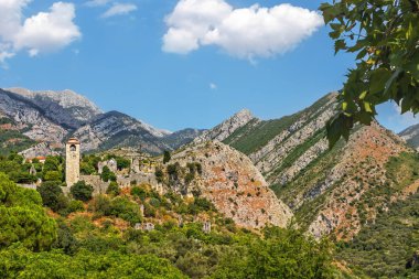 Karadağ şehirde Bar yakınlarındaki Stari Bar köye su kemeri kalıntıları Panoraması.