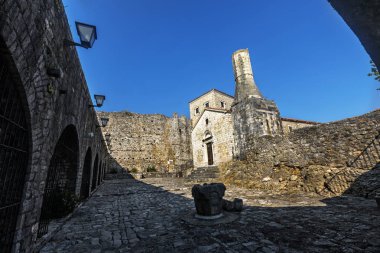 Eski Şehir, Ulcinj Karadağ'ın bir güneşli yaz günde kalede. Turistler tarafından çok ziyaret edilen yer.