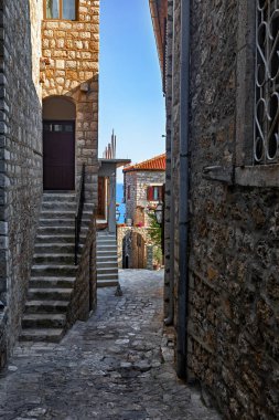 Ulcinj Karadağ'ın eski dar sokak. 