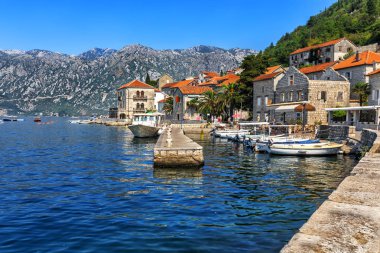Güzel görünüm antik şehir, Perast güneşli yaz gününde Adriyatik Denizi Boka Kotorska Koyu'nda yer almaktadır.